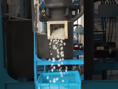 একটি টিউব আইস মেশিন চালু করার ইঞ্জিনিয়ার